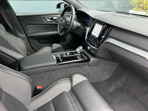 Volvo  V60 2.0 T8 Plug-in hybrid AWD Plus Dark | Panoramadak | HUD | Trekhaak | 360 Camera | ActivLease financial lease