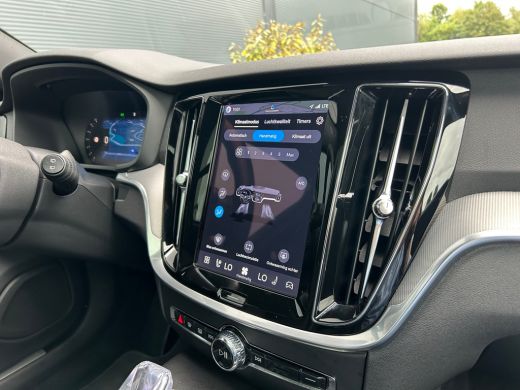Volvo  V60 2.0 T8 Plug-in hybrid AWD Plus Dark | Panoramadak | HUD | Trekhaak | 360 Camera | ActivLease financial lease