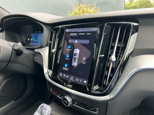 Volvo  V60 2.0 T8 Plug-in hybrid AWD Plus Dark | Panoramadak | HUD | Trekhaak | 360 Camera | ActivLease financial lease