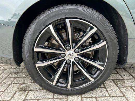 Volvo  V60 2.0 T8 Plug-in hybrid AWD Plus Dark | Panoramadak | HUD | Trekhaak | 360 Camera | ActivLease financial lease