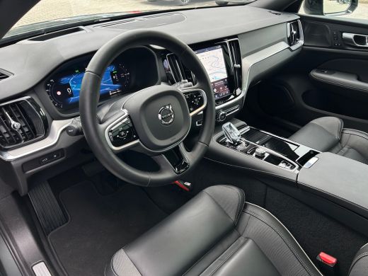 Volvo  V60 2.0 T8 Plug-in hybrid AWD Plus Dark | Panoramadak | HUD | Trekhaak | 360 Camera | ActivLease financial lease