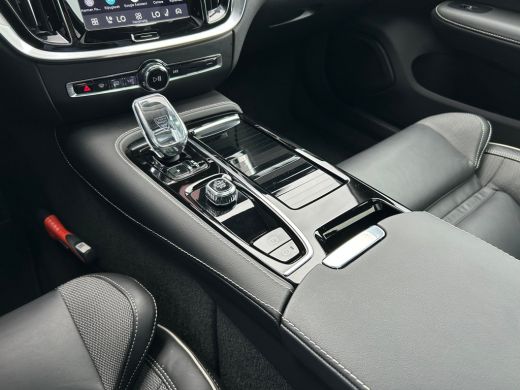Volvo  V60 2.0 T8 Plug-in hybrid AWD Plus Dark | Panoramadak | HUD | Trekhaak | 360 Camera | ActivLease financial lease