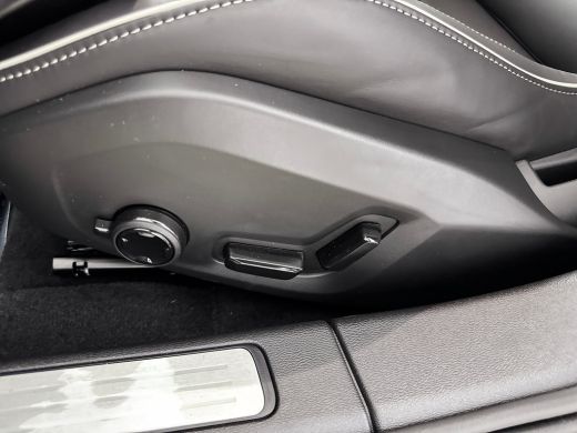 Volvo  V60 T6 Recharge Plus Dark | 19" | Elektr. verst. Sporstoelen | Trekhaak | Getint Glas | Harman Kardon... ActivLease financial lease