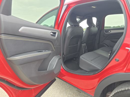 Renault Arkana 1.3 TCe Mild Hybrid - 140 Pk - Euro 6 - AUTOMAAT - ParkeerCamera - Climate Control ActivLease financial lease
