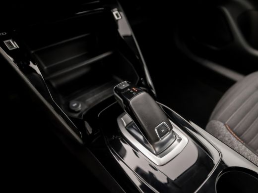 Peugeot 2008 1.2 PureTech Sport 131Pk Automaat (APPLE CARPLAY, GROOT NAVI, LM VELGEN, SPORTSTOELEN, PARKEERSEN... ActivLease financial lease