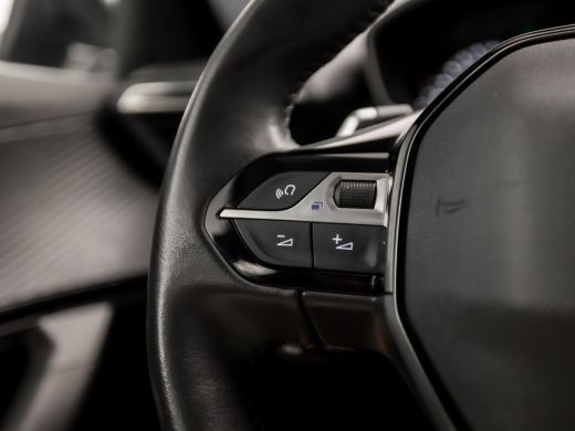 Peugeot 2008 1.2 PureTech Sport 131Pk Automaat (APPLE CARPLAY, GROOT NAVI, LM VELGEN, SPORTSTOELEN, PARKEERSEN... ActivLease financial lease