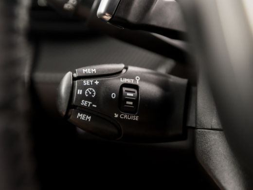 Peugeot 2008 1.2 PureTech Sport 131Pk Automaat (APPLE CARPLAY, GROOT NAVI, LM VELGEN, SPORTSTOELEN, PARKEERSEN... ActivLease financial lease