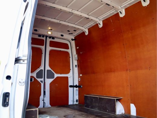 Volkswagen Crafter 35 2.0 TDI L3H3 3000KG TREKHAAK ActivLease financial lease