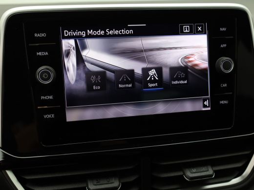 Volkswagen T-Roc 1.5 TSI R-Line | IQ light | Trekhaak afnb. | Camera | Stoel verw. | Prijs Rijklaar!! ActivLease financial lease