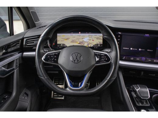 Volkswagen Touareg 3.0 TSi 4MOTION R Trekhaak Luchtvering Camera Nightvision ActivLease financial lease