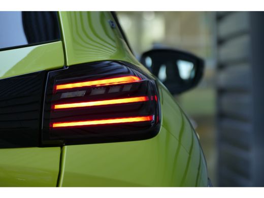 Peugeot 208 GT | Armsteunen op de voorportieren bekleed met kunstleder met groen sierstiksel (GT-Line) | Clim... ActivLease financial lease