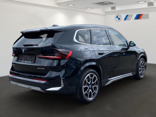 BMW iX1 xDrive30 67 kWh (230kW/313pk) ** LED, LEDER, PANO, TREKH, DRIV. ASS+, 19-inch LMV ** 1e EIG - UNF... ActivLease financial lease