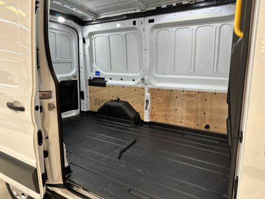 Ford Transit 2.0 TDCI L2H2 3Pers. / Pdc.V+A / Airco / Radio multimedia / Imperial / Apk 07-2027 ActivLease financial lease