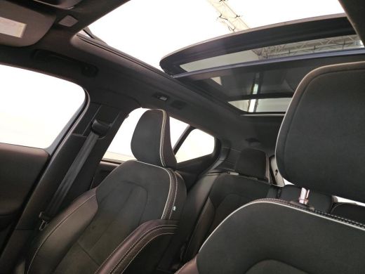 Volvo  XC40 Recharge P8 AWD R-Design PANODAK | TREKHAAK ActivLease financial lease