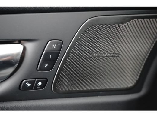 Volvo  XC60 2.0 T6 Plug-in hybrid AWD Plus Black Edition | Luchtvering | Panoramadak | HU-Display | Trekhaak | ActivLease financial lease