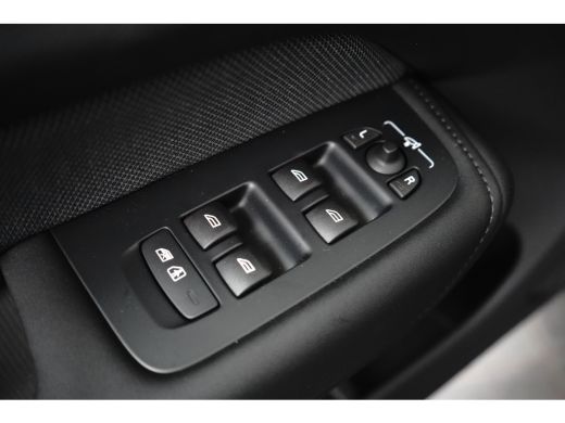 Volvo  XC60 2.0 T6 Plug-in hybrid AWD Plus Black Edition | Luchtvering | Panoramadak | HU-Display | Trekhaak | ActivLease financial lease