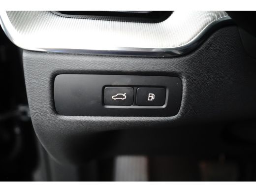 Volvo  XC60 2.0 T6 Plug-in hybrid AWD Plus Black Edition | Luchtvering | Panoramadak | HU-Display | Trekhaak | ActivLease financial lease