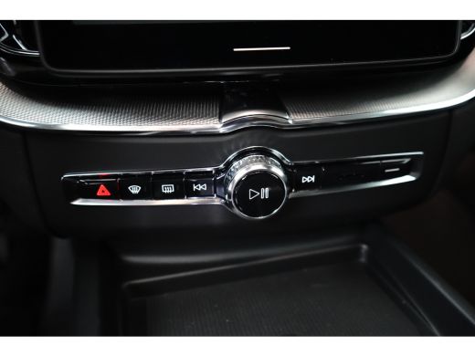 Volvo  XC60 2.0 T6 Plug-in hybrid AWD Plus Black Edition | Luchtvering | Panoramadak | HU-Display | Trekhaak | ActivLease financial lease