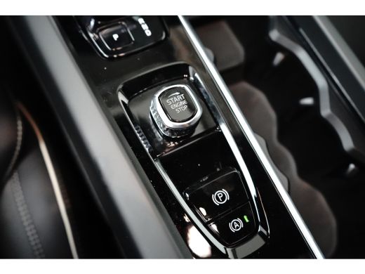Volvo  XC60 2.0 T6 Plug-in hybrid AWD Plus Black Edition | Luchtvering | Panoramadak | HU-Display | Trekhaak | ActivLease financial lease