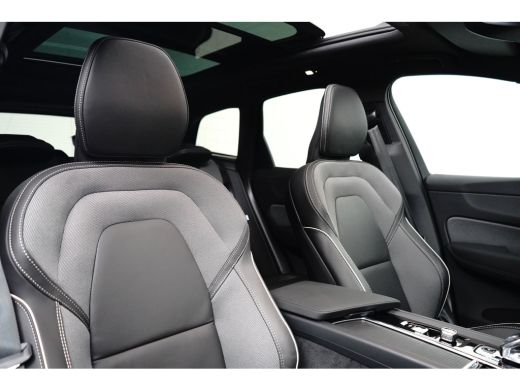 Volvo  XC60 2.0 T6 Plug-in hybrid AWD Plus Black Edition | Luchtvering | Panoramadak | HU-Display | Trekhaak | ActivLease financial lease