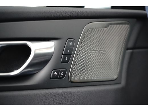 Volvo  XC60 2.0 T6 Plug-in hybrid AWD Plus Black Edition | Trekhaak | 360 Camera | Panoramadak | Getint glas ... ActivLease financial lease