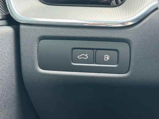 Volvo  XC60 2.0 T6 Plug-in hybrid AWD Ultra Black Edition | Massage | Trekhaak | Panoramadak | HU-Display | ActivLease financial lease