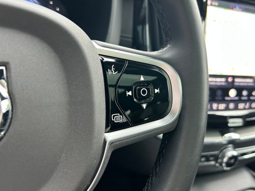 Volvo  XC60 2.0 T6 Plug-in hybrid AWD Ultra Black Edition | Massage | Trekhaak | Panoramadak | HU-Display | ActivLease financial lease