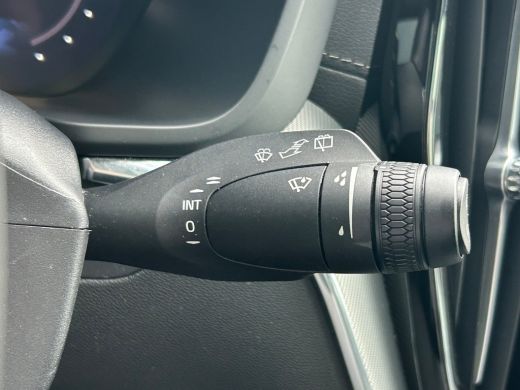 Volvo  XC60 2.0 T6 Plug-in hybrid AWD Ultra Black Edition | Massage | Trekhaak | Panoramadak | HU-Display | ActivLease financial lease