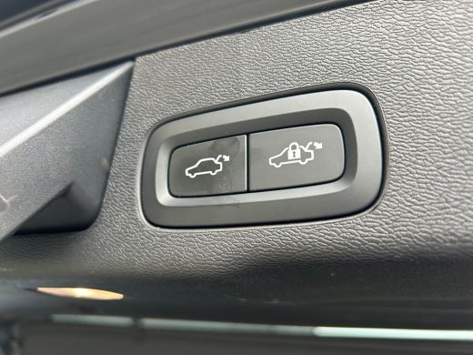 Volvo  XC60 2.0 T6 Plug-in hybrid AWD Ultra Black Edition | Massage | Trekhaak | Panoramadak | HU-Display | ActivLease financial lease