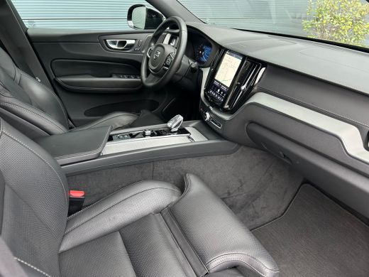 Volvo  XC60 2.0 T6 Plug-in hybrid AWD Ultra Black Edition | Massage | Trekhaak | Panoramadak | HU-Display | ActivLease financial lease