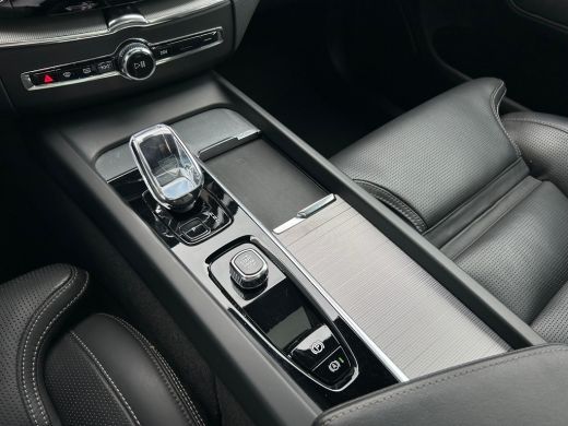 Volvo  XC60 2.0 T6 Plug-in hybrid AWD Ultra Black Edition | Massage | Trekhaak | Panoramadak | HU-Display | ActivLease financial lease