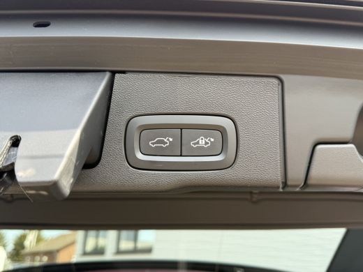 Volvo  XC60 2.0 T8 Plug-in hybrid AWD Ultra Black Edition | Trekhaak | Pano | Pilot Assist | Dodehoek | 21 inch ActivLease financial lease