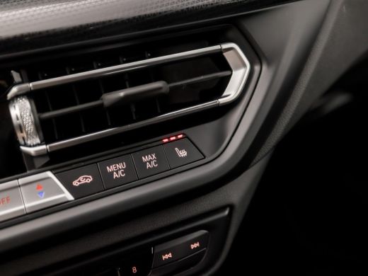 BMW 1 Serie 118i Sport Automaat (APPLE CARPLAY, DEALER ONDERHOUDEN, STOELVERWARMING, CAMERA, SPORTSTOELEN, GE... ActivLease financial lease