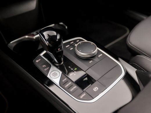 BMW 1 Serie 118i Sport Automaat (APPLE CARPLAY, DEALER ONDERHOUDEN, STOELVERWARMING, CAMERA, SPORTSTOELEN, GE... ActivLease financial lease