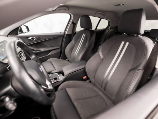BMW 1 Serie 118i Sport Automaat (APPLE CARPLAY, DEALER ONDERHOUDEN, STOELVERWARMING, CAMERA, SPORTSTOELEN, GE... ActivLease financial lease