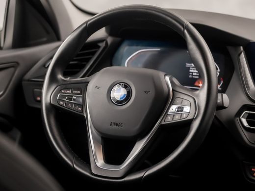 BMW 1 Serie 118i Sport Automaat (APPLE CARPLAY, DEALER ONDERHOUDEN, STOELVERWARMING, CAMERA, SPORTSTOELEN, GE... ActivLease financial lease