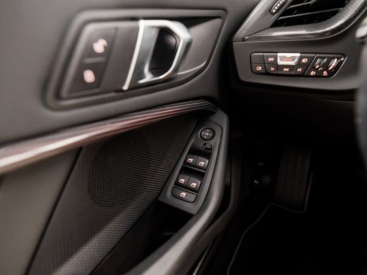 BMW 1 Serie 118i Sport Automaat (APPLE CARPLAY, DEALER ONDERHOUDEN, STOELVERWARMING, CAMERA, SPORTSTOELEN, GE... ActivLease financial lease
