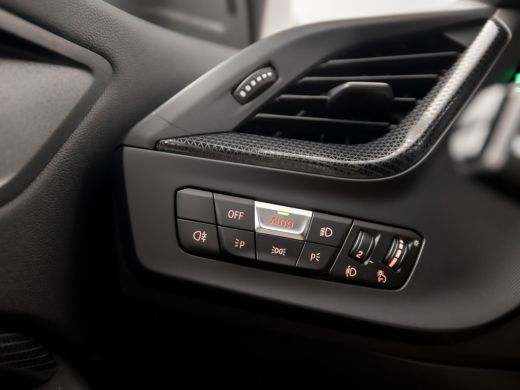 BMW 1 Serie 118i Sport Automaat (APPLE CARPLAY, DEALER ONDERHOUDEN, STOELVERWARMING, CAMERA, SPORTSTOELEN, GE... ActivLease financial lease