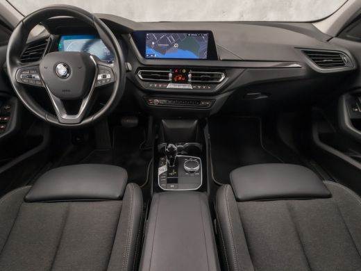 BMW 1 Serie 118i Sport Automaat (APPLE CARPLAY, DEALER ONDERHOUDEN, STOELVERWARMING, CAMERA, SPORTSTOELEN, GE... ActivLease financial lease