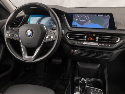 BMW 1 Serie 118i Sport Automaat (APPLE CARPLAY, DEALER ONDERHOUDEN, STOELVERWARMING, CAMERA, SPORTSTOELEN, GE... ActivLease financial lease