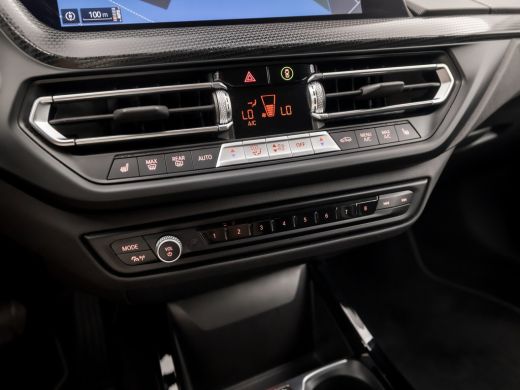 BMW 1 Serie 118i Sport Automaat (APPLE CARPLAY, DEALER ONDERHOUDEN, STOELVERWARMING, CAMERA, SPORTSTOELEN, GE... ActivLease financial lease