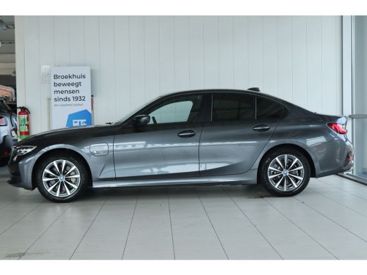 BMW 3 Serie 330e Business Edition Plus | Cruise Control | Camera | Stoelverwarming | LEDER | Carplay | Navi |... ActivLease financial lease