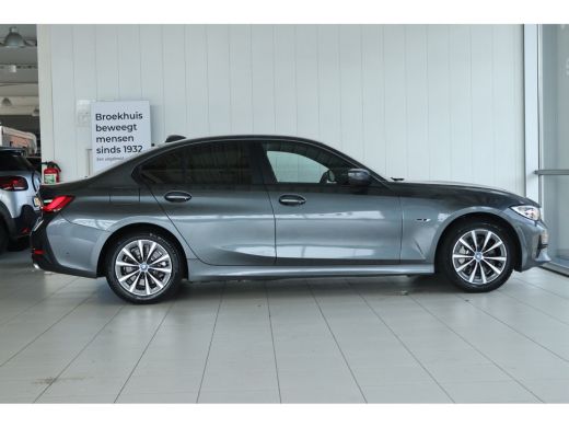 BMW 3 Serie 330e Business Edition Plus | Cruise Control | Camera | Stoelverwarming | LEDER | Carplay | Navi |... ActivLease financial lease