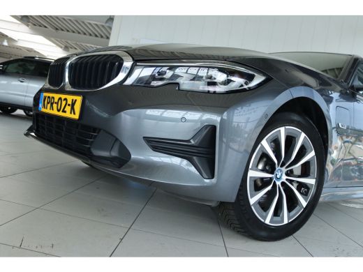 BMW 3 Serie 330e Business Edition Plus | Cruise Control | Camera | Stoelverwarming | LEDER | Carplay | Navi |... ActivLease financial lease