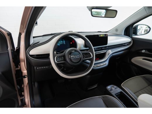 Fiat 500e La Prima 42 kWh | Panoramadak | Camera | Stoelverwarming | Adaptive Cruise Controle | Parkeersens... ActivLease financial lease