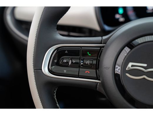 Fiat 500e La Prima 42 kWh | Panoramadak | Camera | Stoelverwarming | Adaptive Cruise Controle | Parkeersens... ActivLease financial lease