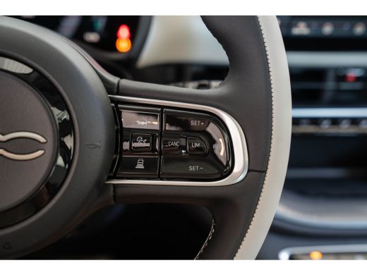 Fiat 500e La Prima 42 kWh | Panoramadak | Camera | Stoelverwarming | Adaptive Cruise Controle | Parkeersens... ActivLease financial lease