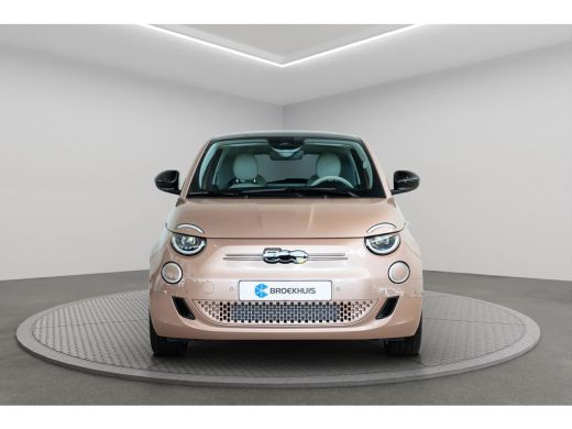 Fiat 500e La Prima 42 kWh | Panoramadak | Camera | Stoelverwarming | Adaptive Cruise Controle | Parkeersens... ActivLease financial lease