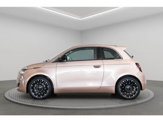 Fiat 500e La Prima 42 kWh | Panoramadak | Camera | Stoelverwarming | Adaptive Cruise Controle | Parkeersens... ActivLease financial lease