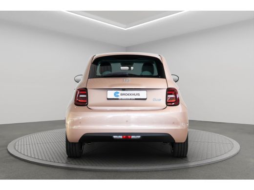Fiat 500e La Prima 42 kWh | Panoramadak | Camera | Stoelverwarming | Adaptive Cruise Controle | Parkeersens... ActivLease financial lease